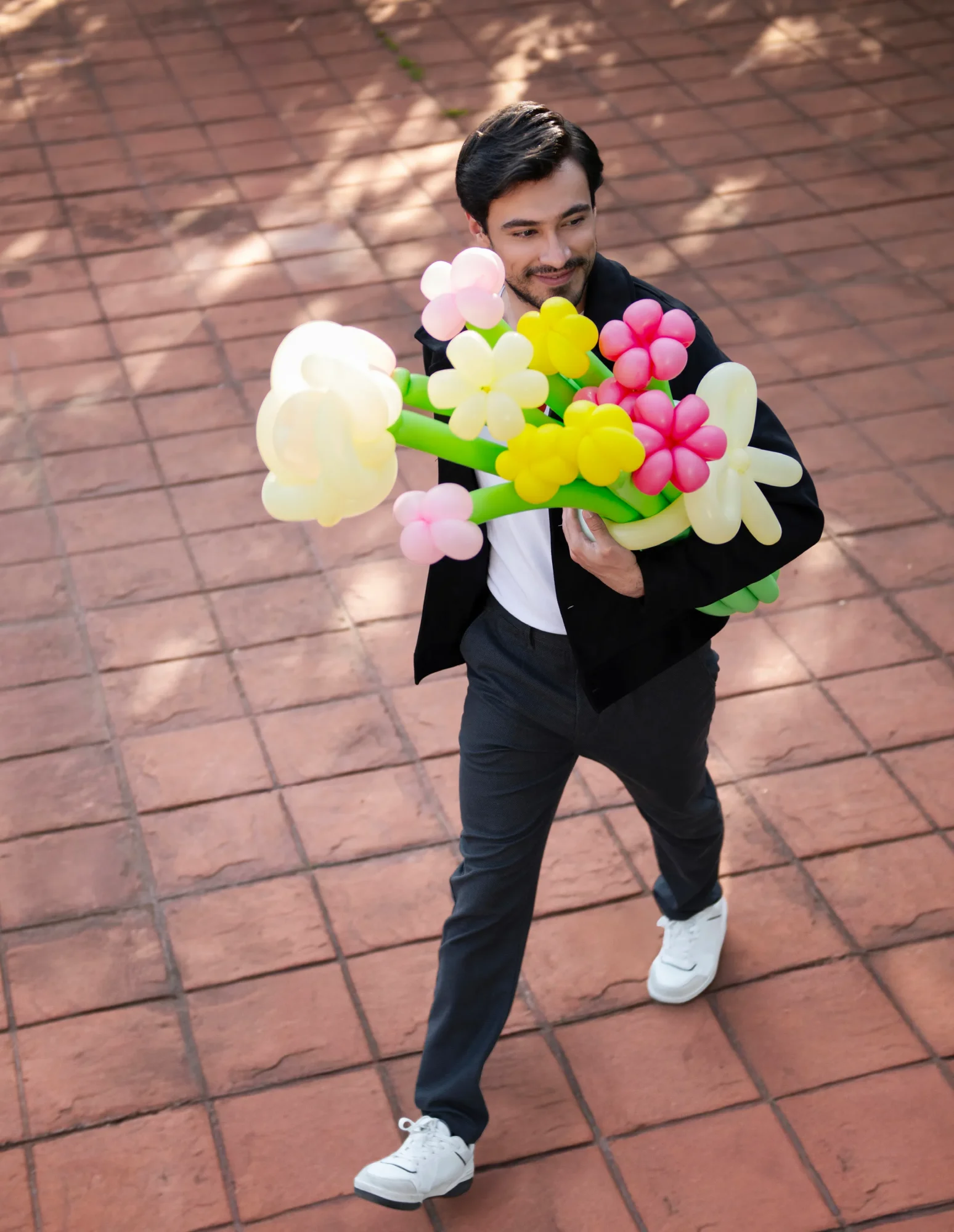 Twisting Balloons met een man lopend op een pad