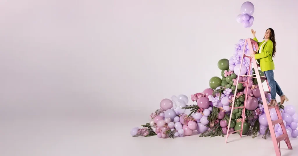Round balloons met een vrouw op een ladder