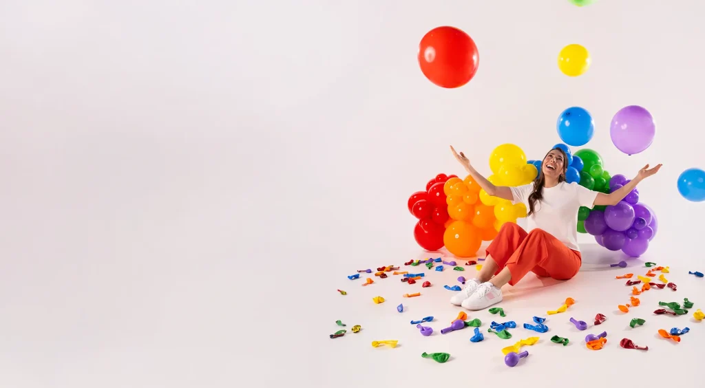 Vrouw met meerdere ballonnen van Luma Balloons